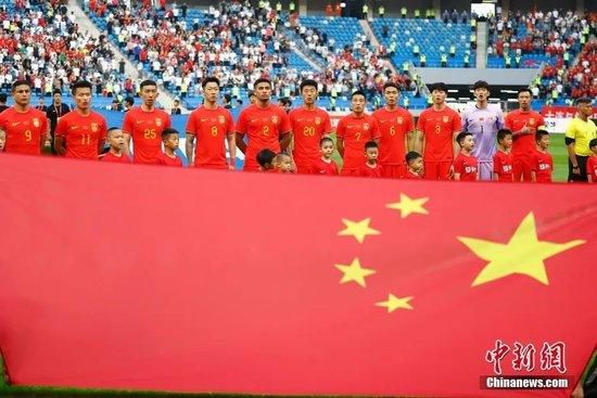 20世纪初，年夜清王生气数已尽，各路军阀比年混战，拥兵自重，上演了一个又一个的逐鹿之争。时有直隶镇守使雷年夜牛（刘青云 饰）凭仗歪路左道的刘昆山（吴刚 饰）年夜肆招募戎马，不竭强大，外有重兵，内有美眷，加上用心叵测的日本人年夜力搀扶，恰是喜气洋洋时。与此同时，京城来了神秘的魔术师张贤（梁朝伟 饰），他凭仗使人击节称赏、神乎其神的身手尽倒京城，天然连雷年夜牛也早有耳闻。却不知张贤是年夜牛的七姨太柳荫（周迅 饰）的两小无猜，昔时他外出肄业时爱人被年夜牛掳走，抱憾毕生，另外他还附属某个神秘的组织，该组织时刻图谋绑架牛司令。在这个纷争浊世，张贤将上演如何使人叹服感伤的魔术呢……本片按照张海帆的同名小说改编。